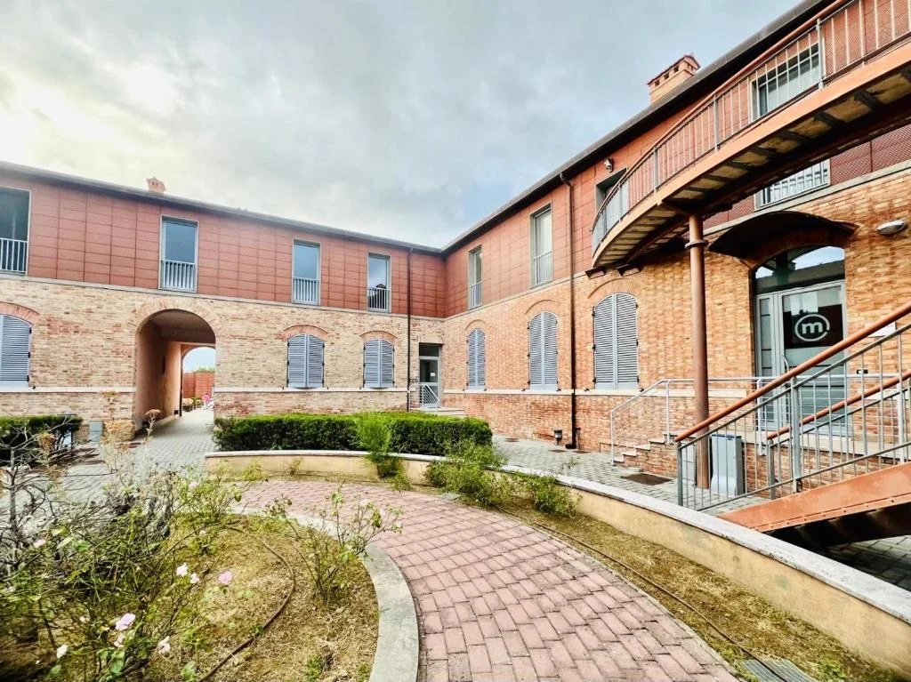 Building and courtyard of the residential complex where Deltasol is located