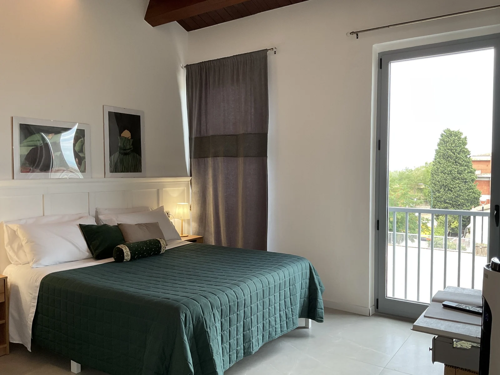 Delta · Deltasol bedroom in green tones with a bed and a window overlooking the landscape